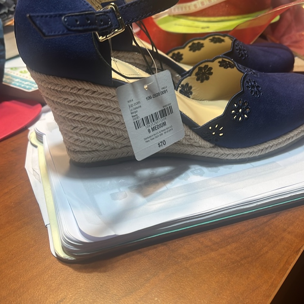 Liz Claiborne Blue Heels with Classic Design